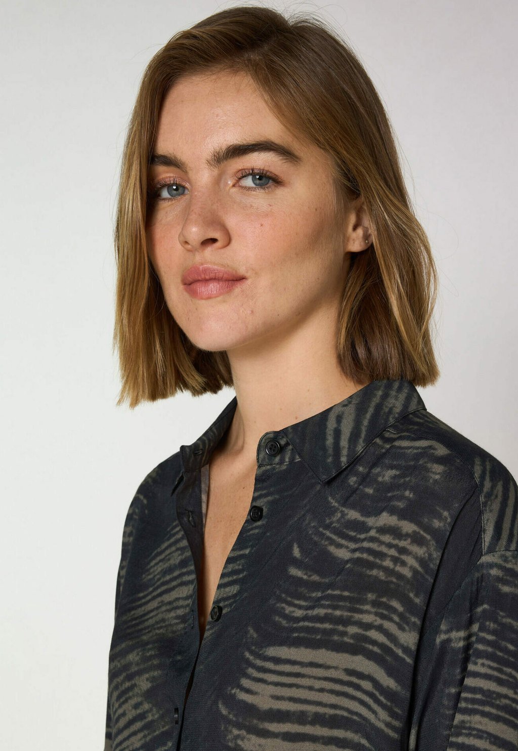 

Блузка на пуговицах CARLA Maison 123, хаки