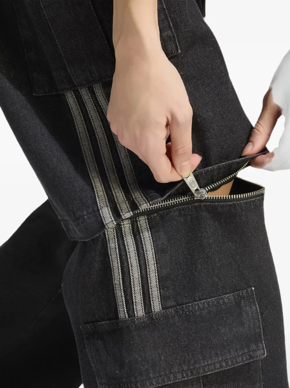 Джинсы-карго с боковыми полосками Adidas, черный — фото 3