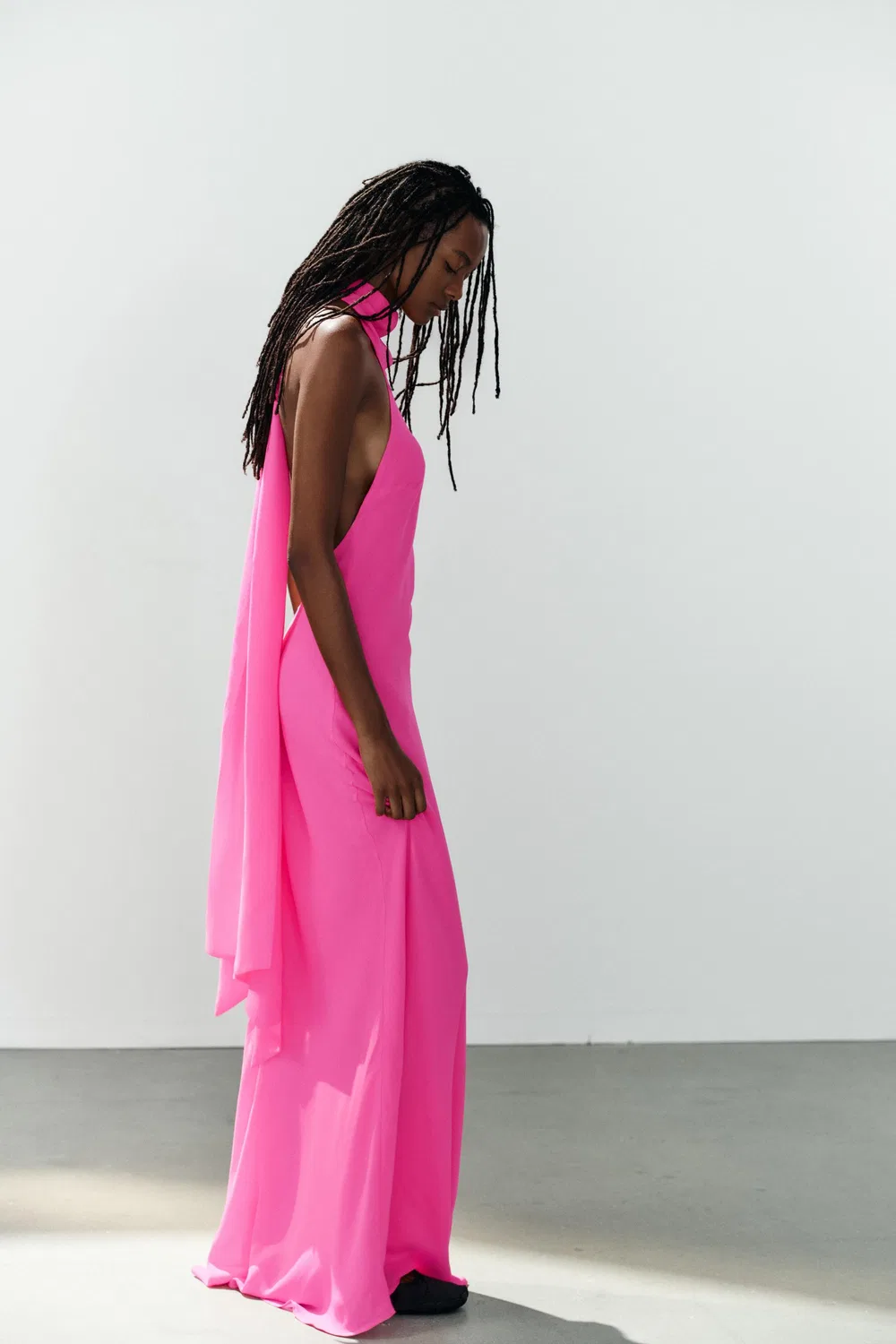Длинное платье с воротником-стойкой и завязками ZARA, Neon pink — фото 3