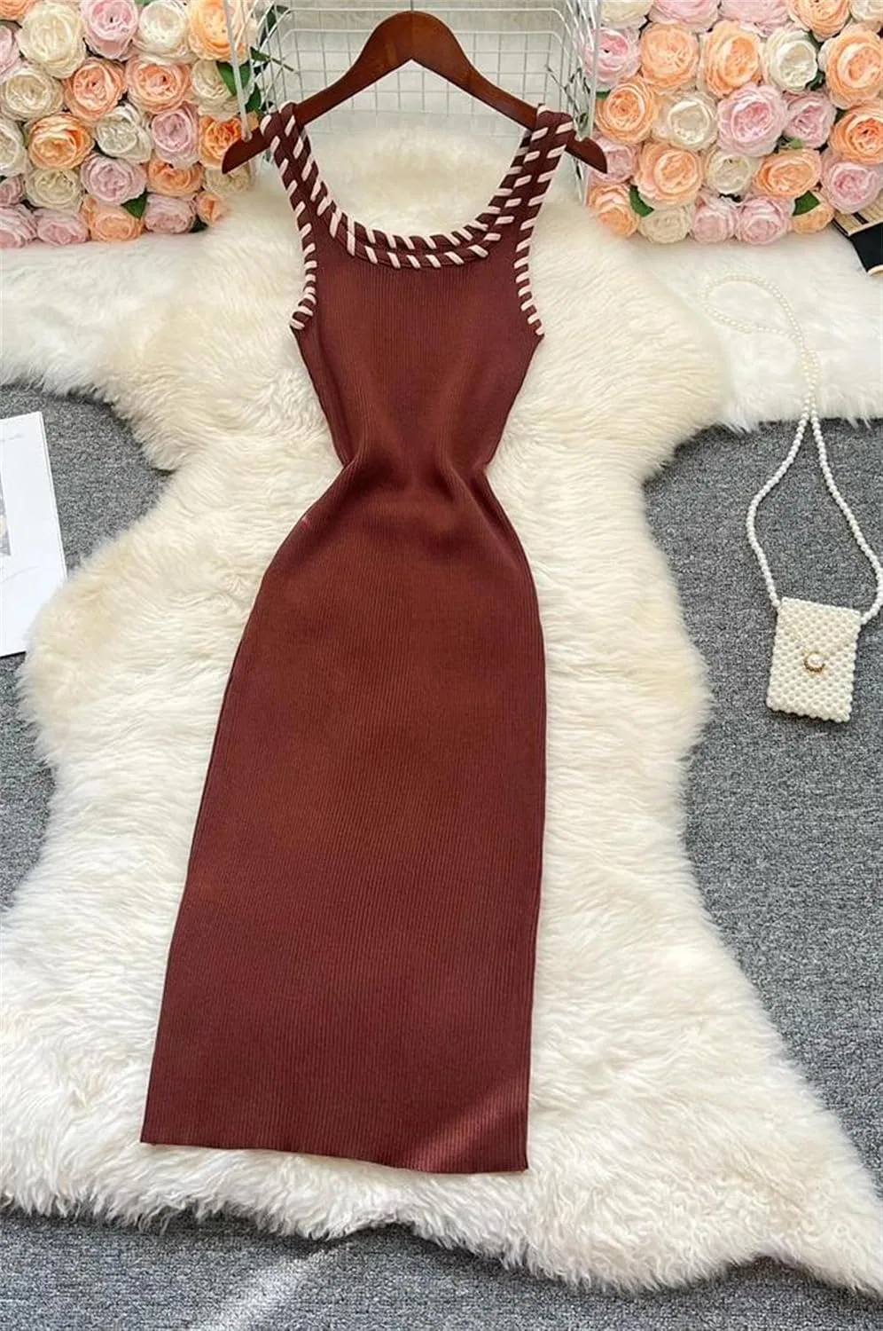 Женское облегающее трикотажное платье-свитер на бретелях, Beige — фото 3