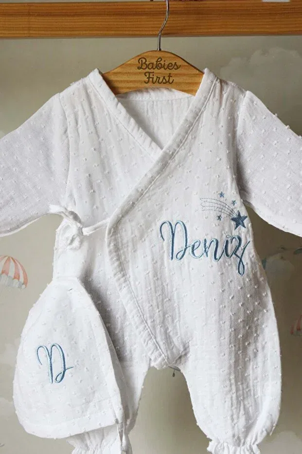 Детский комплект для новорожденных из муслина 100% хлопок, 6 предметов, Blue personalized 6-piece muslin newborn set, Babiesfirst, White — фото 3