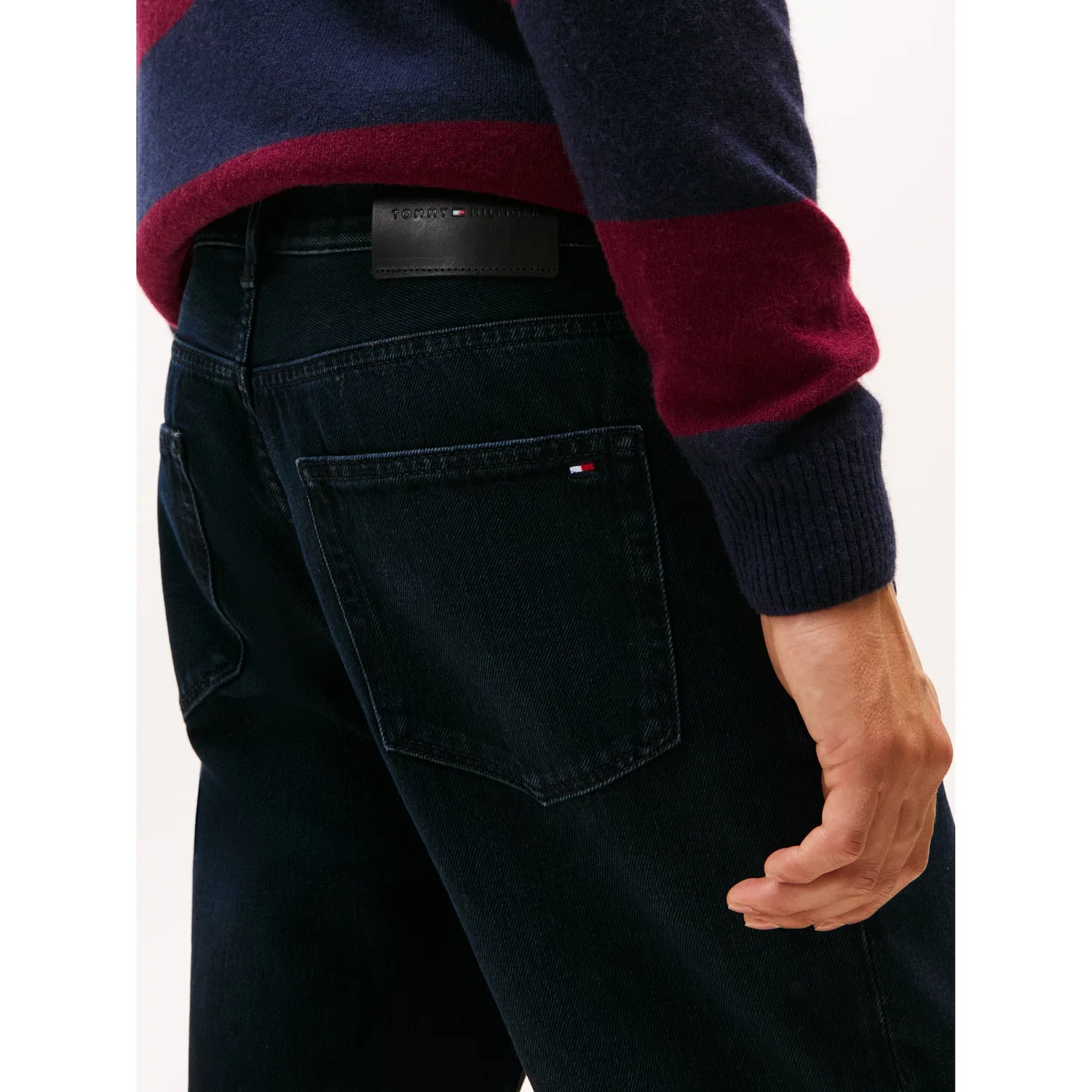 Мужские tapered-fit джинсы Regular Fit с децентной стиркой Tommy Hilfiger, Windum Blue Black — фото 2
