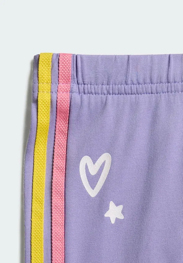 Комплект из шорт и футболки с изображением мишек Care Bears для младенцев - шорты Adidas Originals, светло-фиолетовый — фото 4