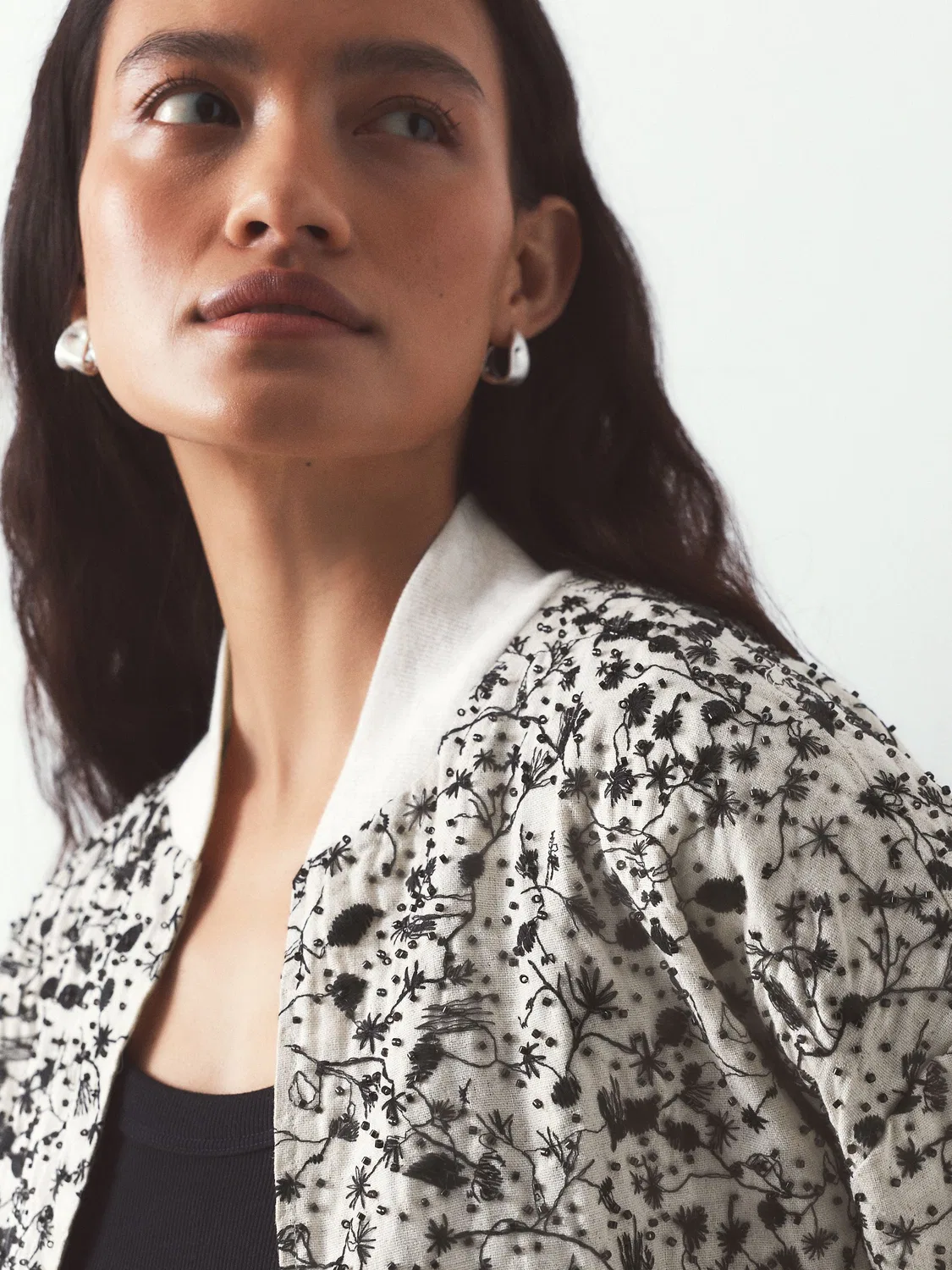 Бомбер с вышивкой бисером, Beaded Bomber Jacket Next, Белый/Черный — фото 4