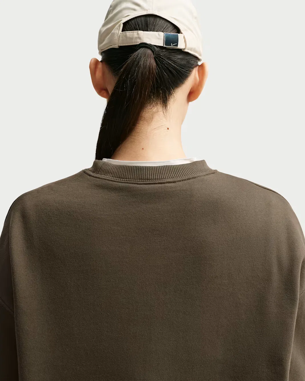 Женская толстовка оверсайз с круглым вырезом Nike Studio Fleece Medium Weight, Dark Hazel/Sail — фото 2