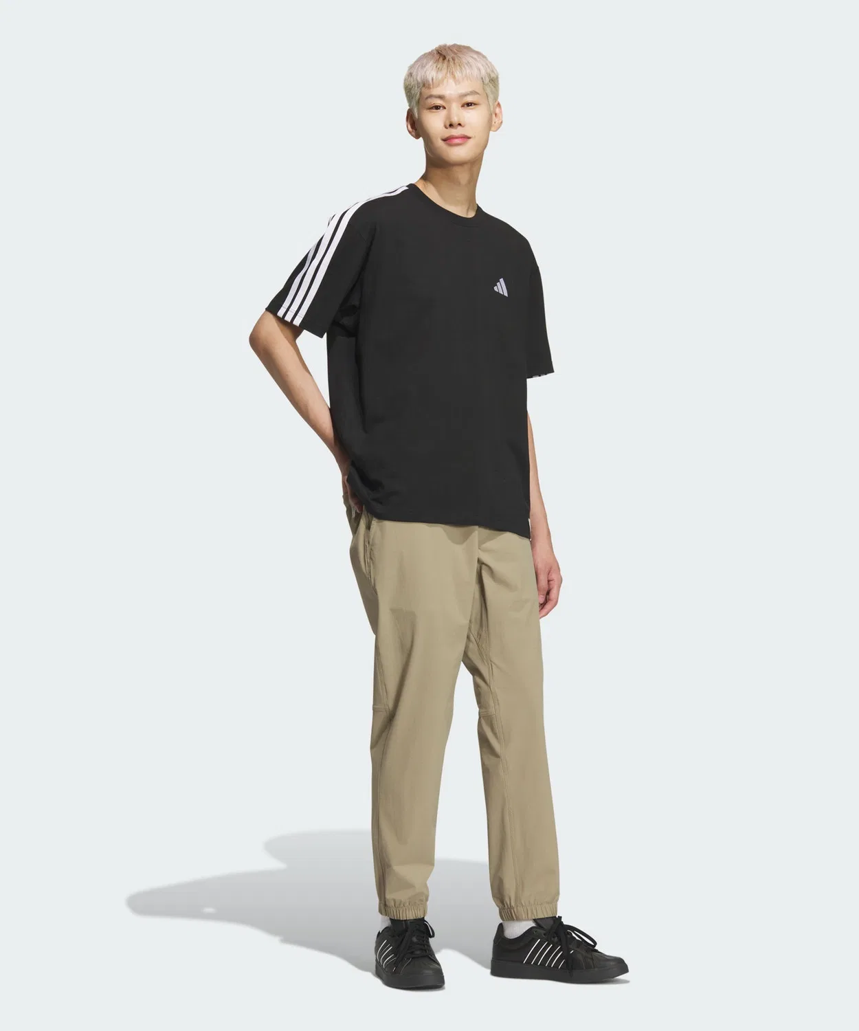 Мужская футболка свободного кроя с коротким рукавом, модель Essentials Plus Loose Fit Three Stripes Adidas, Black — фото 3