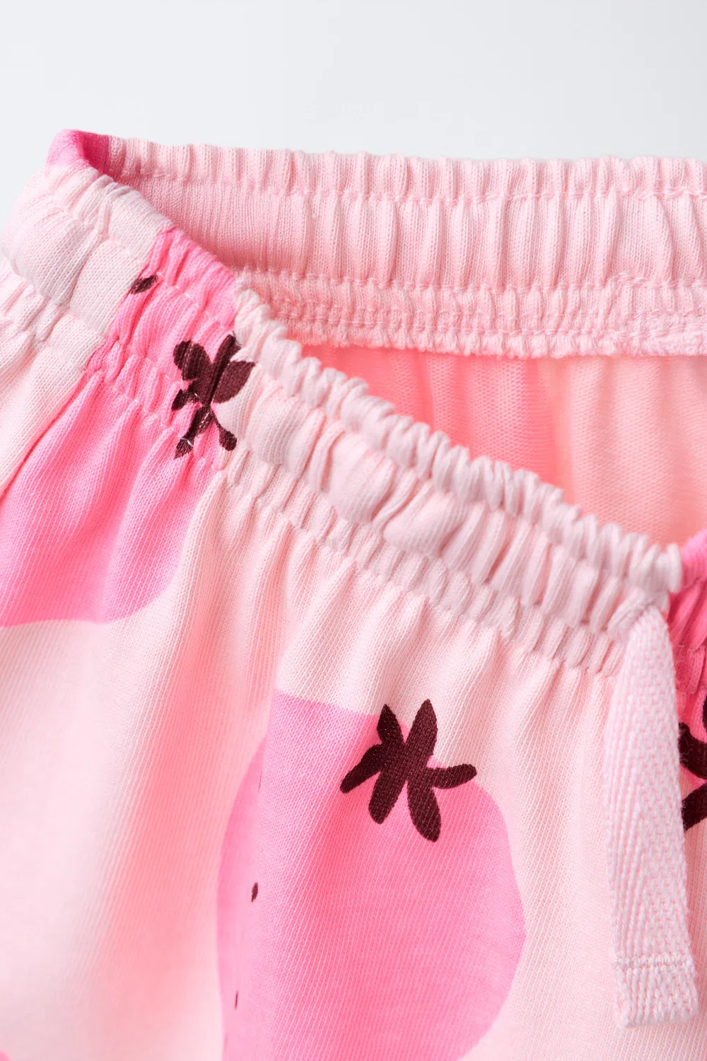 Комплект из футболки и шорт-бермуды с клубничным принтом ZARA, Faded Pink — фото 4
