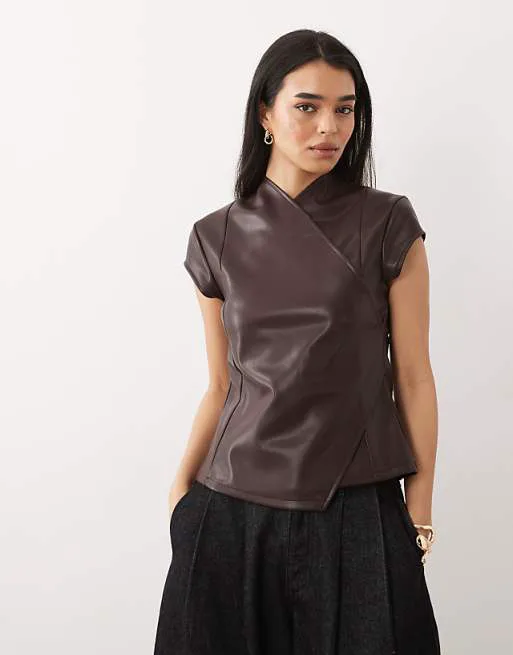 

Шоколадный топ из искусственной кожи с завязками на талии ASOS DESIGN