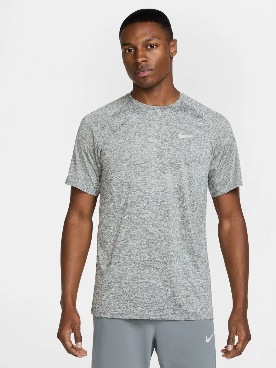 Футболка беговая Nike Stride, серый дымчатый