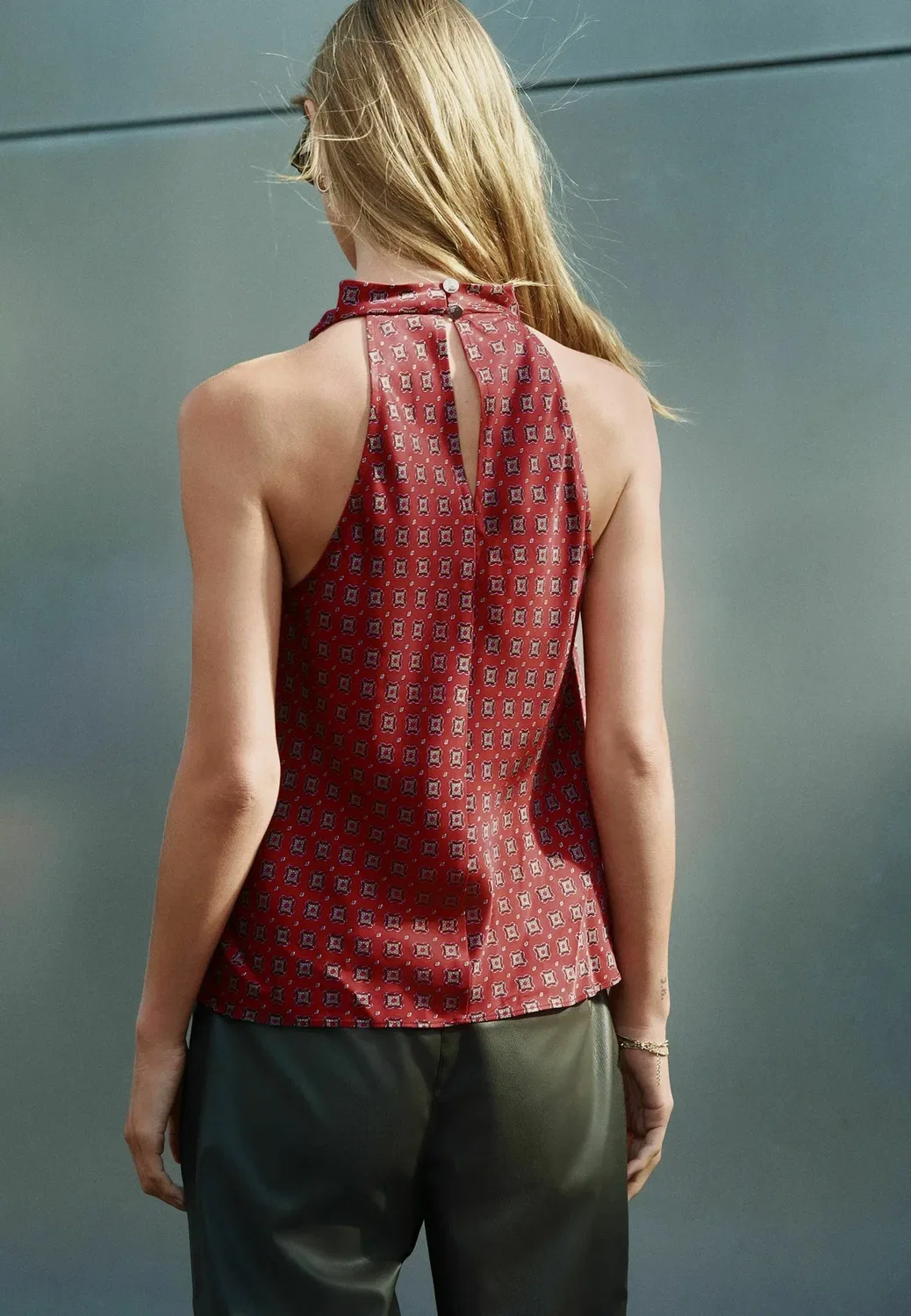 Атласный топ с завязками на шее - блузка Next, Red Geometric Foulard Print — фото 2