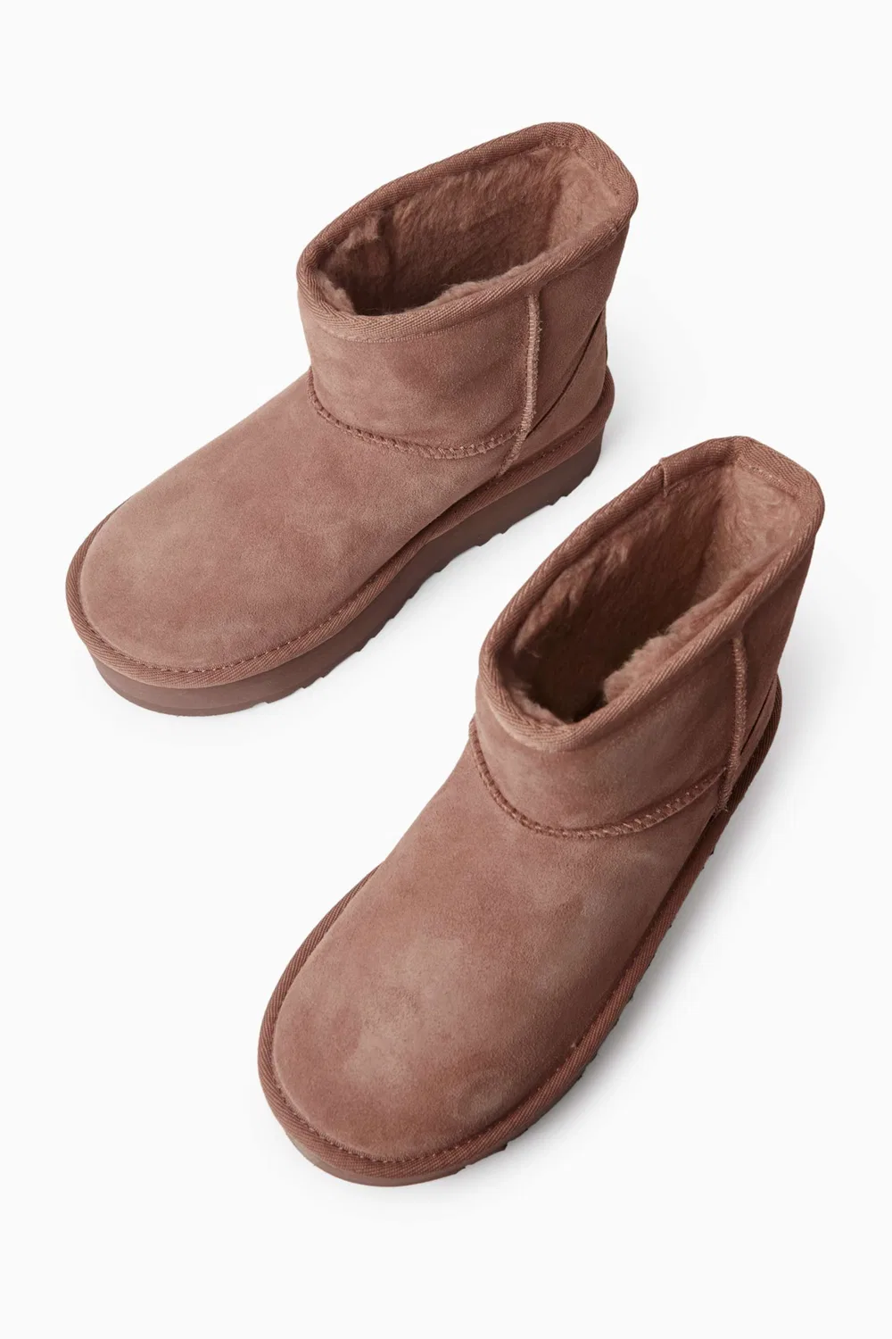 Ботинки на платформе из замши Classic Mini UGG, нейтральный — фото 3