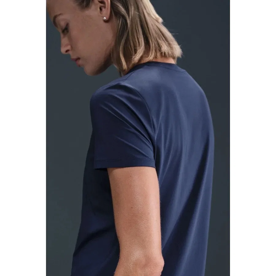 Женская футболка с коротким рукавом и принтом One Classic Training Dri-Fit Nike, Темно-синий — фото 2