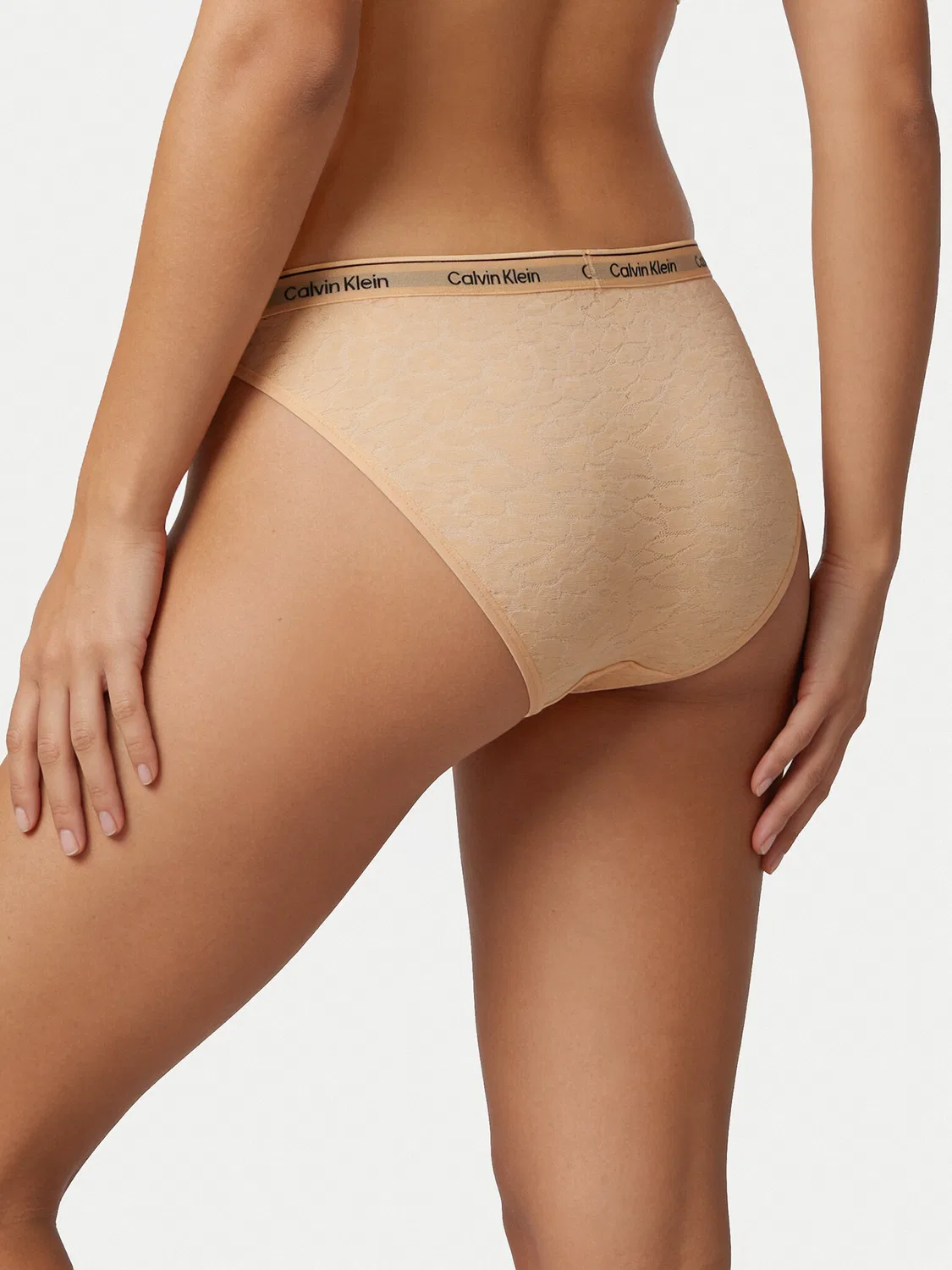 Женские классические женские трусики Calvin Klein, бежевый — фото 2