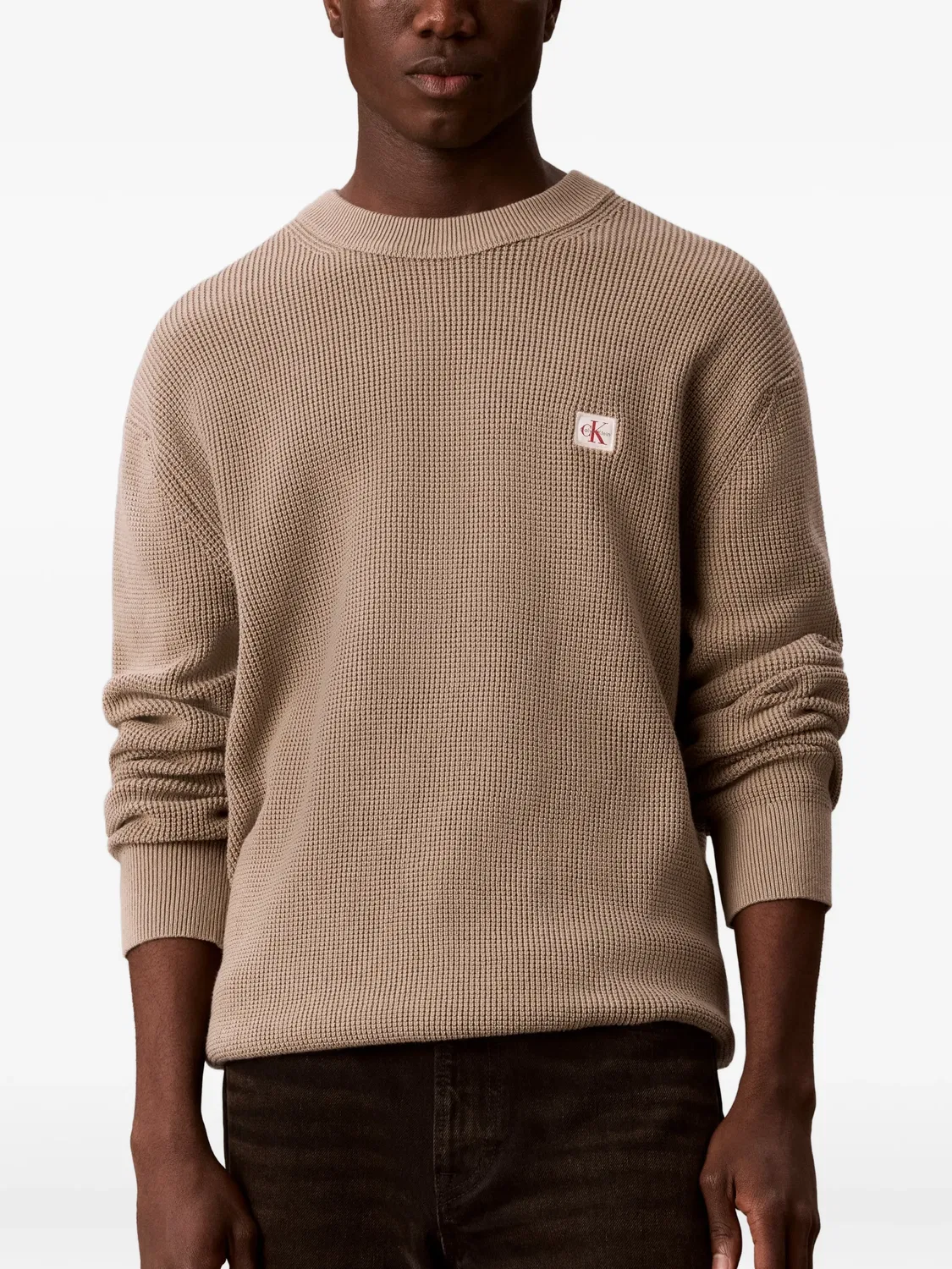 Фактурный свитер с нашивкой-логотипом Calvin Klein, нейтральные цвета — фото 3