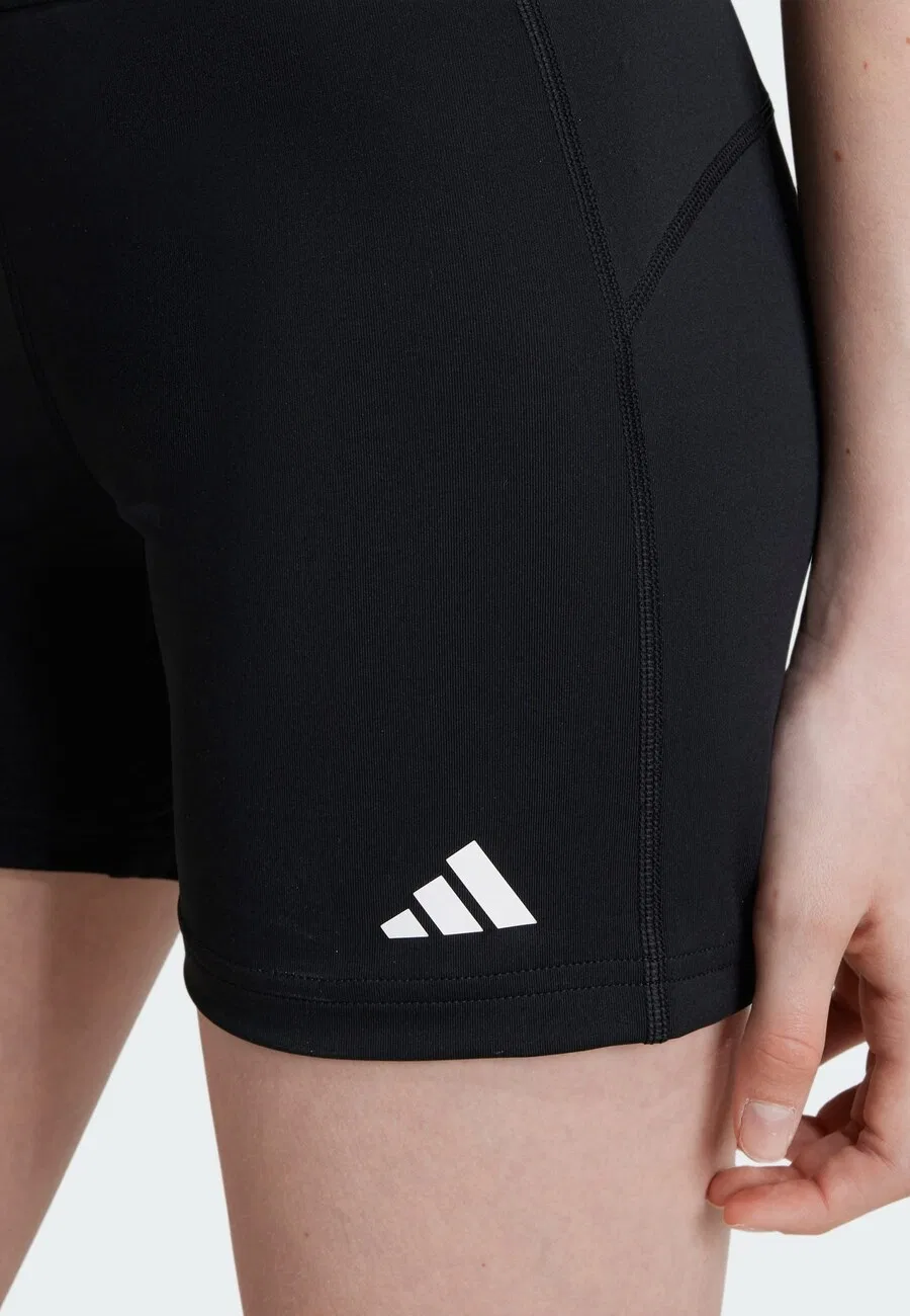 Спортивные узкие брюки ADIDAS SPORTSWEAR 'TECHFIT Short' черного цвета — фото 4