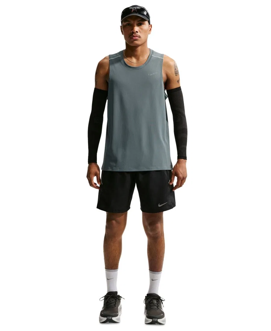 Беговая майка Miler Dri-FIT Nike, Smoke Gray Reflective Silver — фото 2