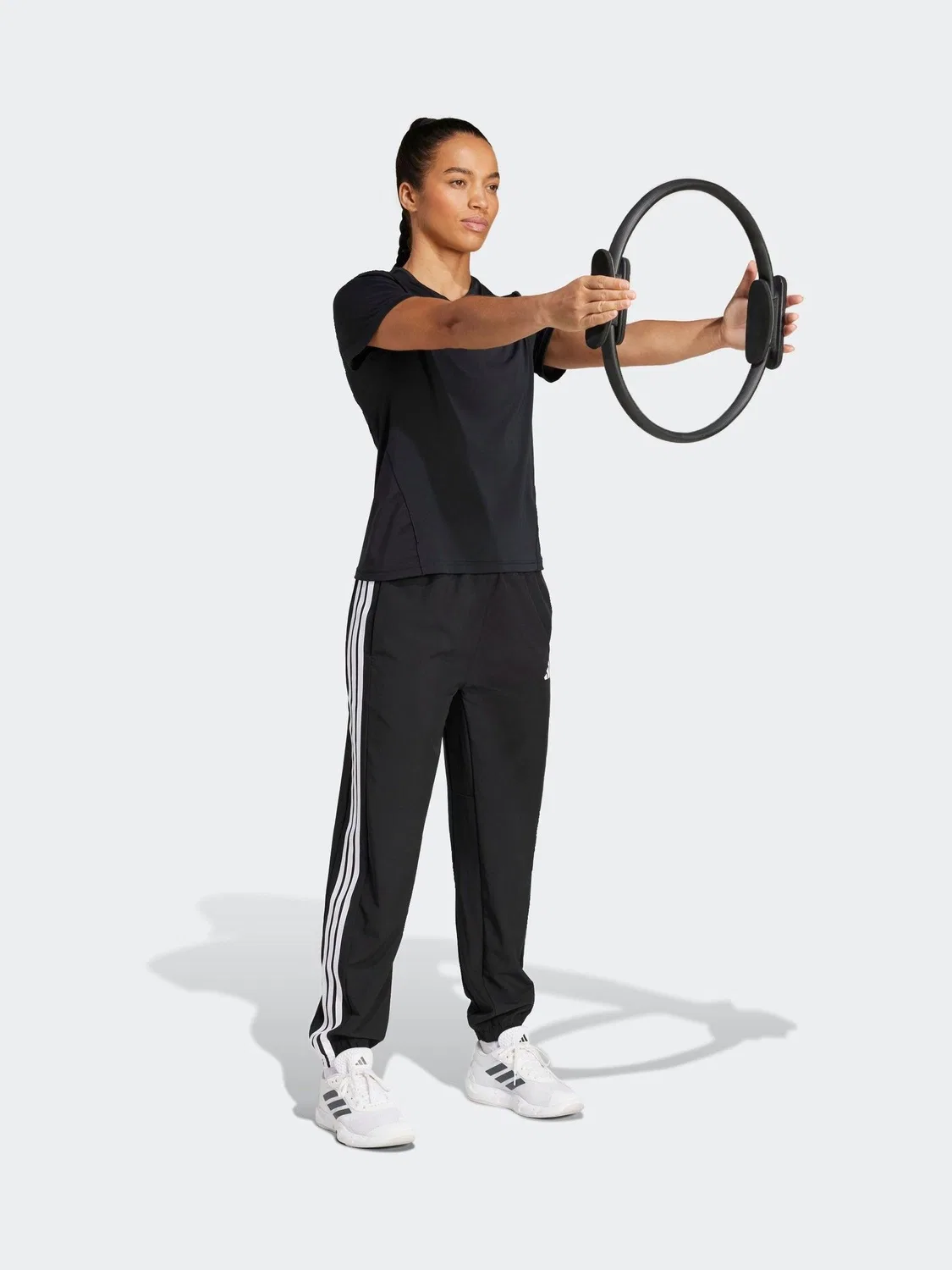 Джоггеры из полиэстера adidas Black Train Essentials 3-Stripes Woven, черный — фото 3