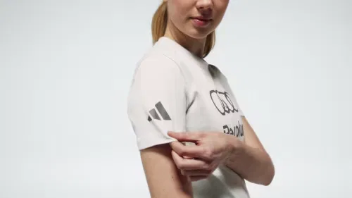 Женская футболка с графическим принтом Audi Revolut F1 Team DNA Adidas Performance, жемчужно-меловой — фото 2