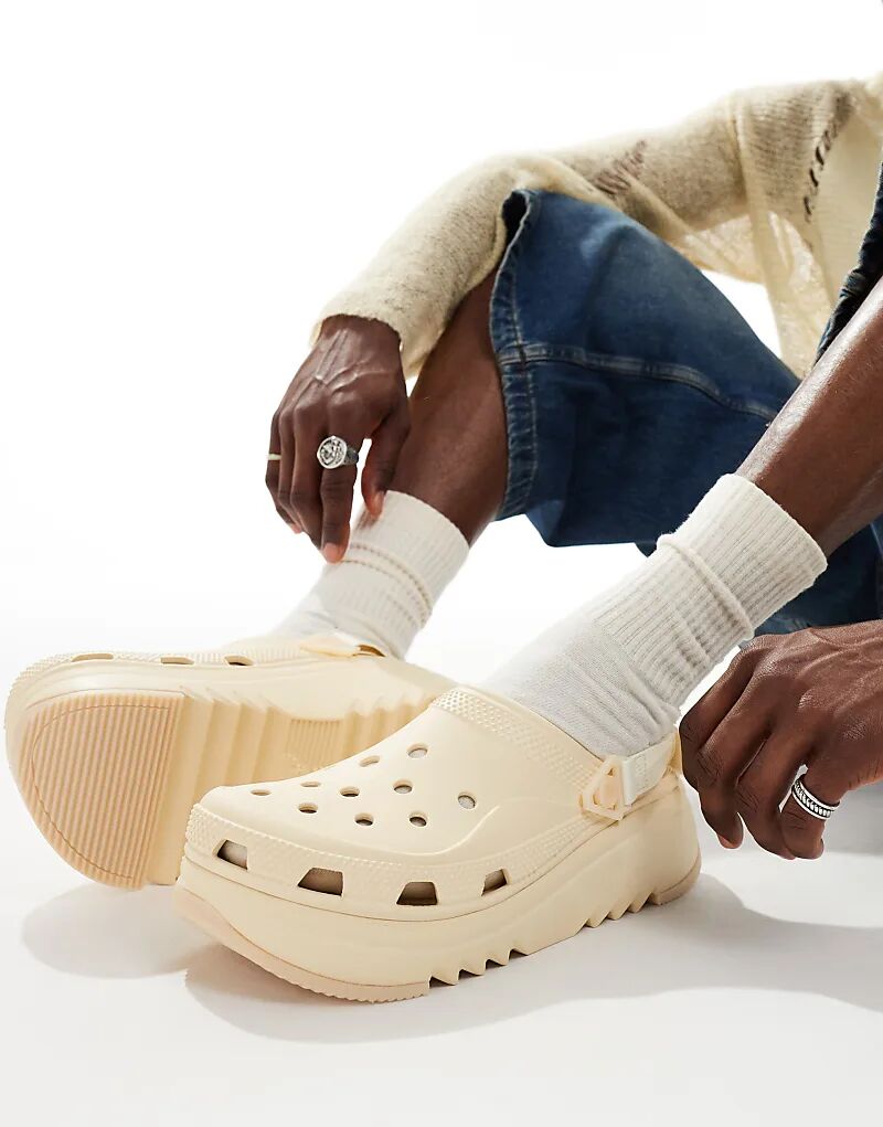 Классические походные сабо Crocs цвета ванили