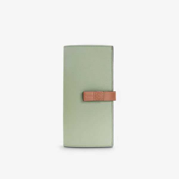 

Большой вертикальный кожаный кошелек Loewe, цвет rosemary/tan