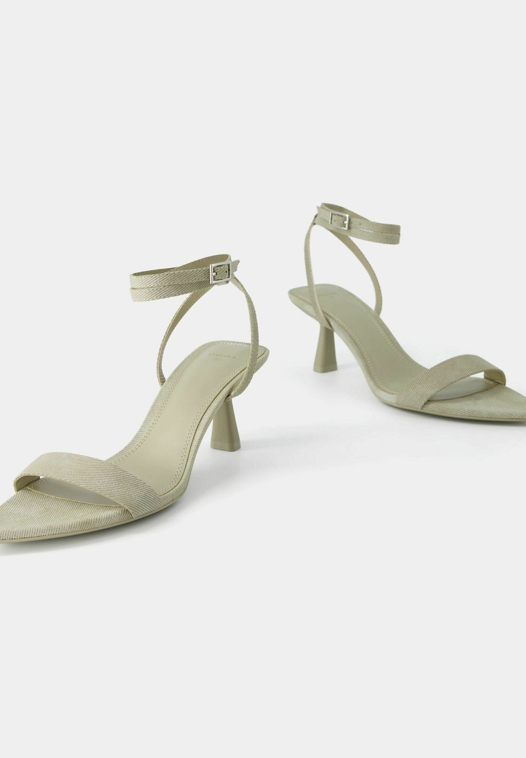 

Сандалии с ремешками KITTEN WITH POINTED TOE Bershka, пестрый зеленый