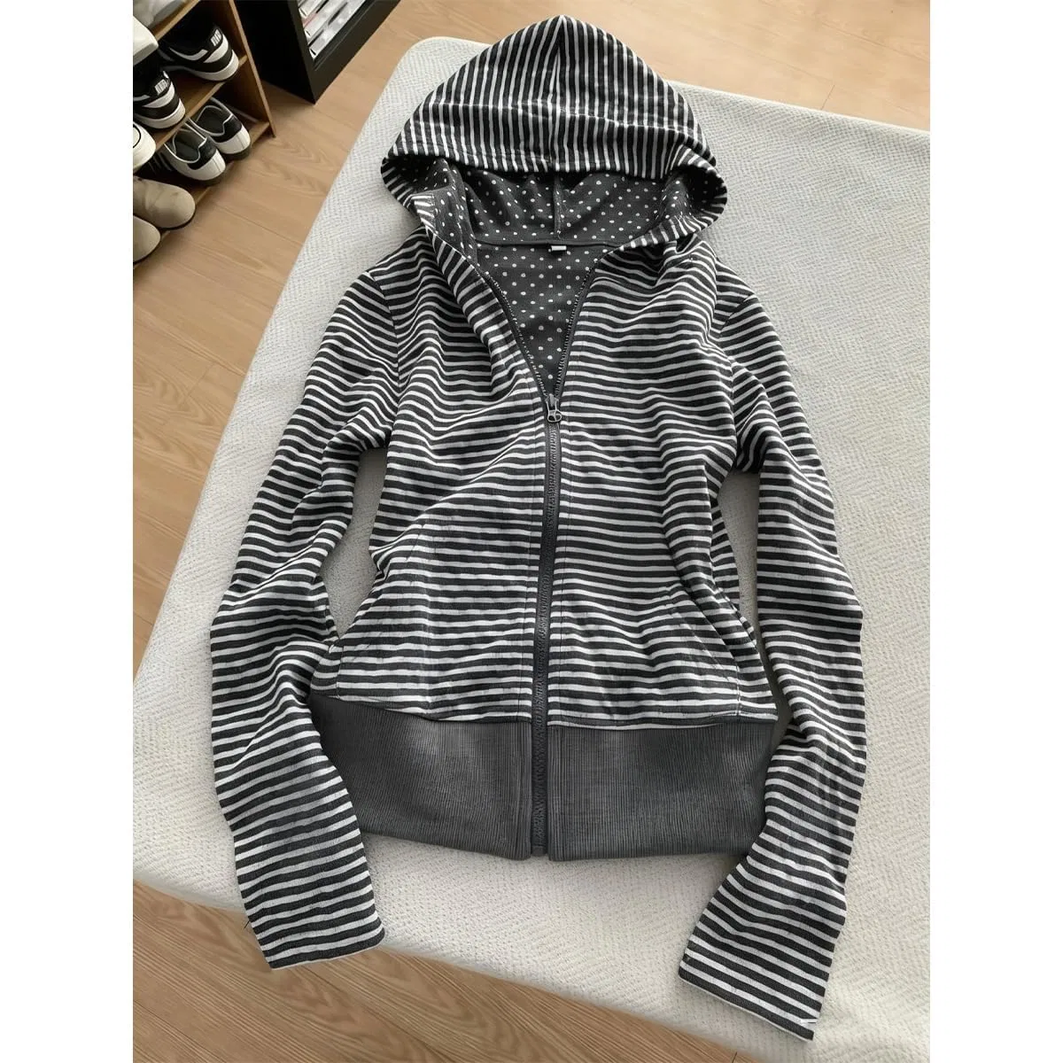 Женский худи с принтом Y2k Striped Hoodie, Grey — фото 2