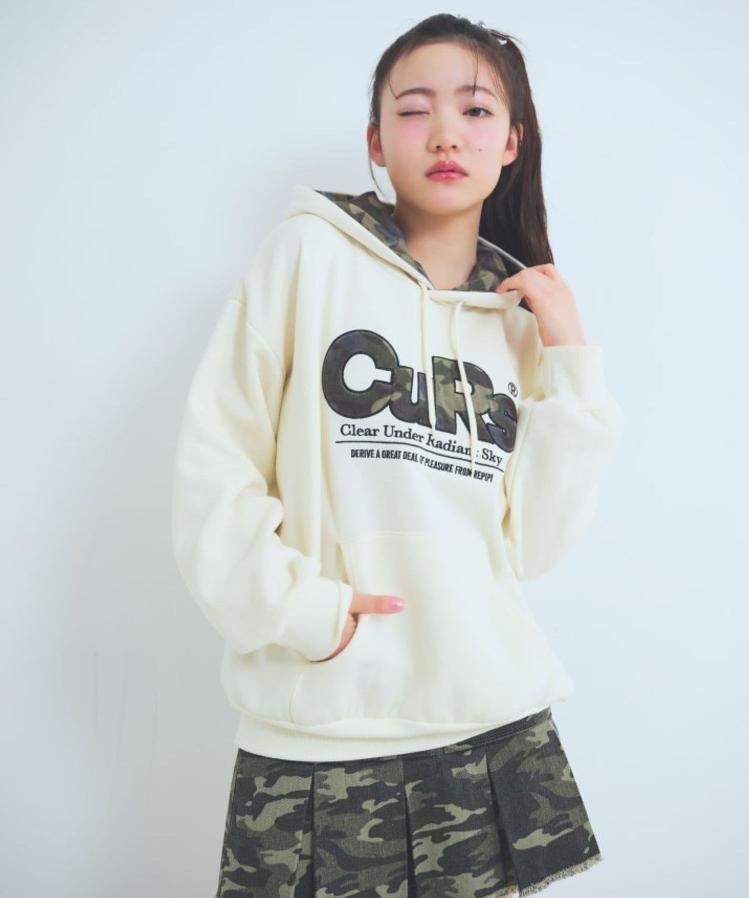 Толстовка с велюровой нашивкой на подкладке из флиса Repipi armario, Ivory x Camouflage 08