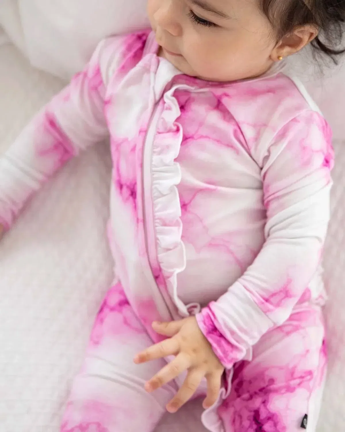 Детский боди-комбинезон с длинным рукавом и принтом тай-дай Madi Tie Dye Zippered Footies Lev Baby, Pink Ice — фото 4
