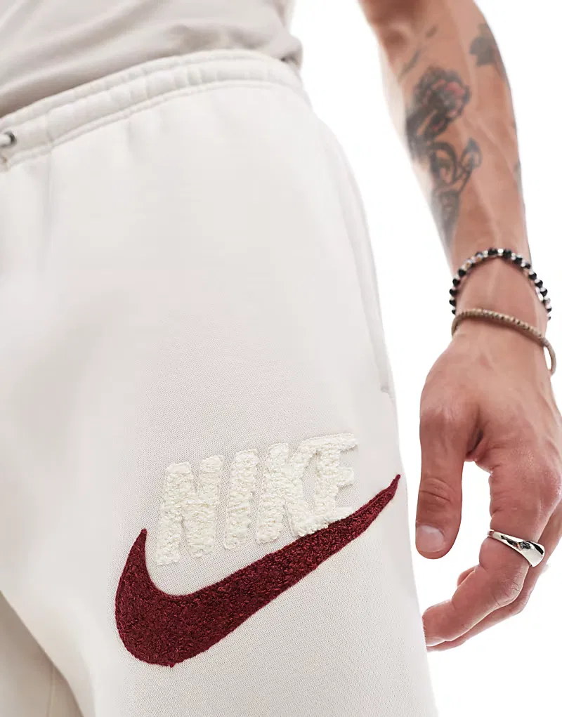 Спортивные брюки Nike Club Chenile Futura с логотипом, бежевый — фото 3