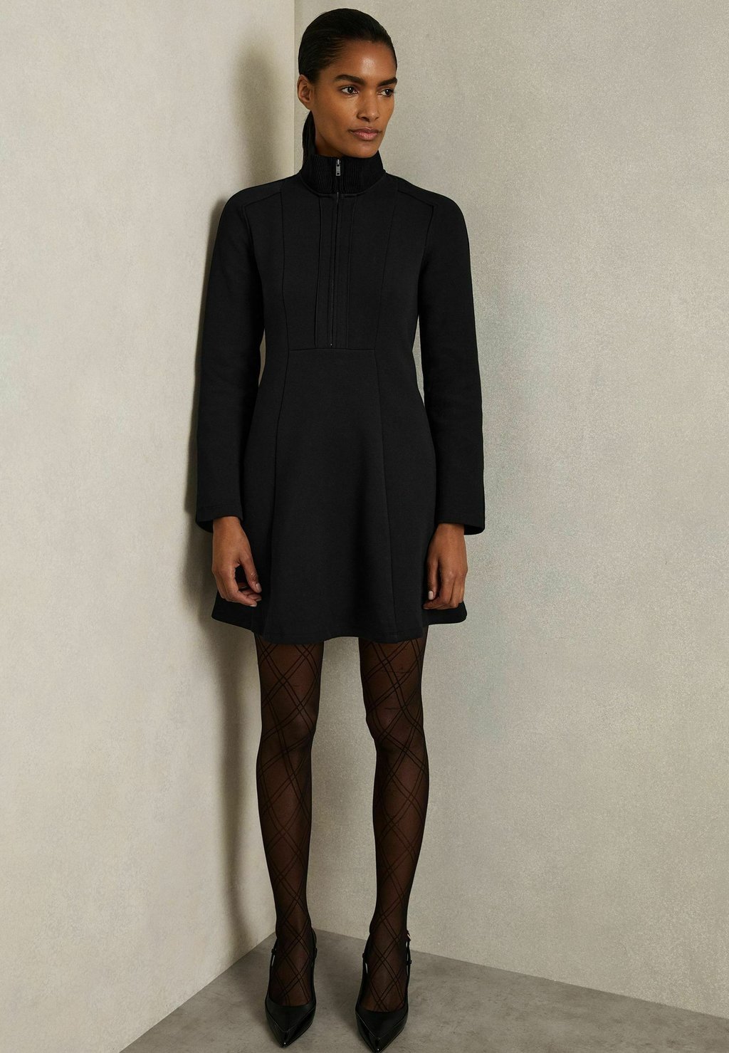 

Платье из джерси REGULAR FIT KRYSTA ZIP NECK INTERLOCK Reiss, черный