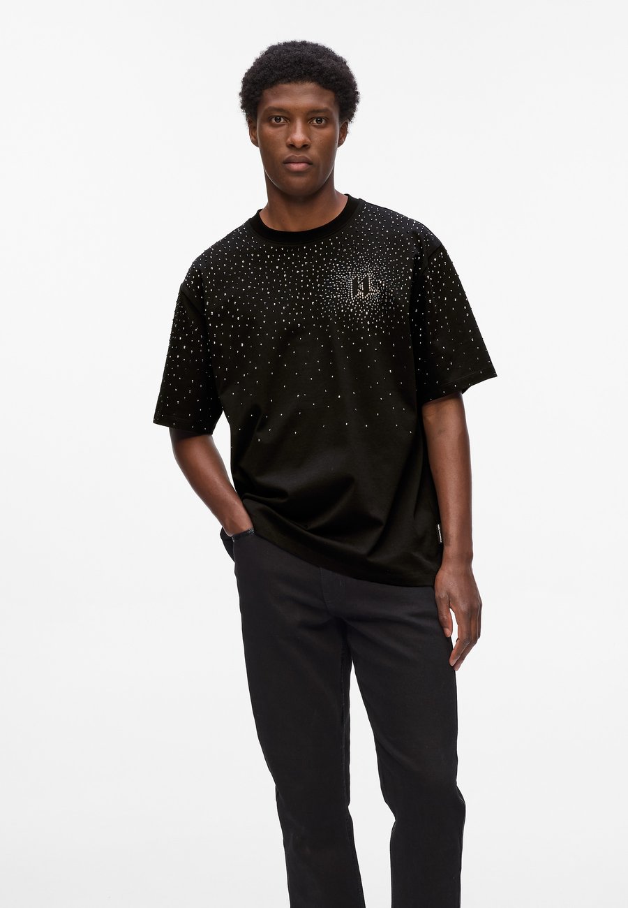 

Футболка KARL LAGERFELD KARL LAGERFELD T-SHIRT RHINESTONE DEGRADÉ RELAXED, Black, Черный, Футболка KARL LAGERFELD KARL LAGERFELD T-SHIRT RHINESTONE DEGRADÉ RELAXED, Black