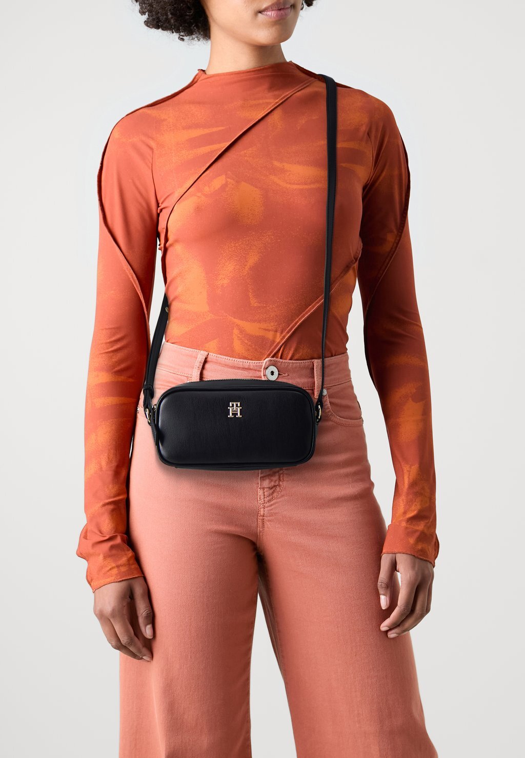 

Сумка через плечо Tommy Hilfiger, черный