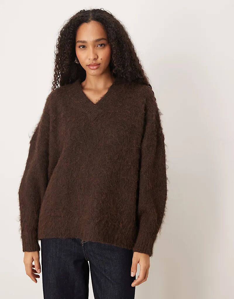 

Свободный трикотажный джемпер ASOS DESIGN с V-образным вырезом и начесом шоколадного цвета