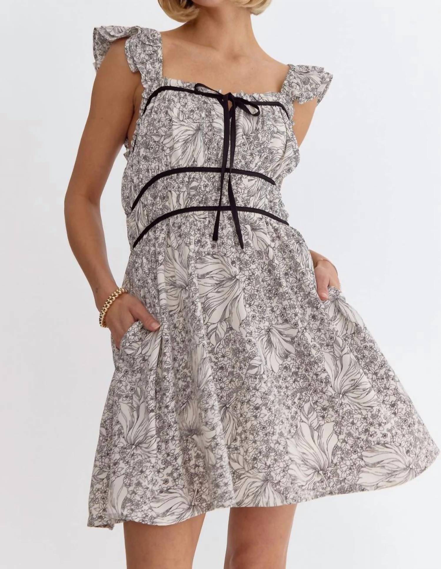 

Мини-платье без рукавов черного цвета entro