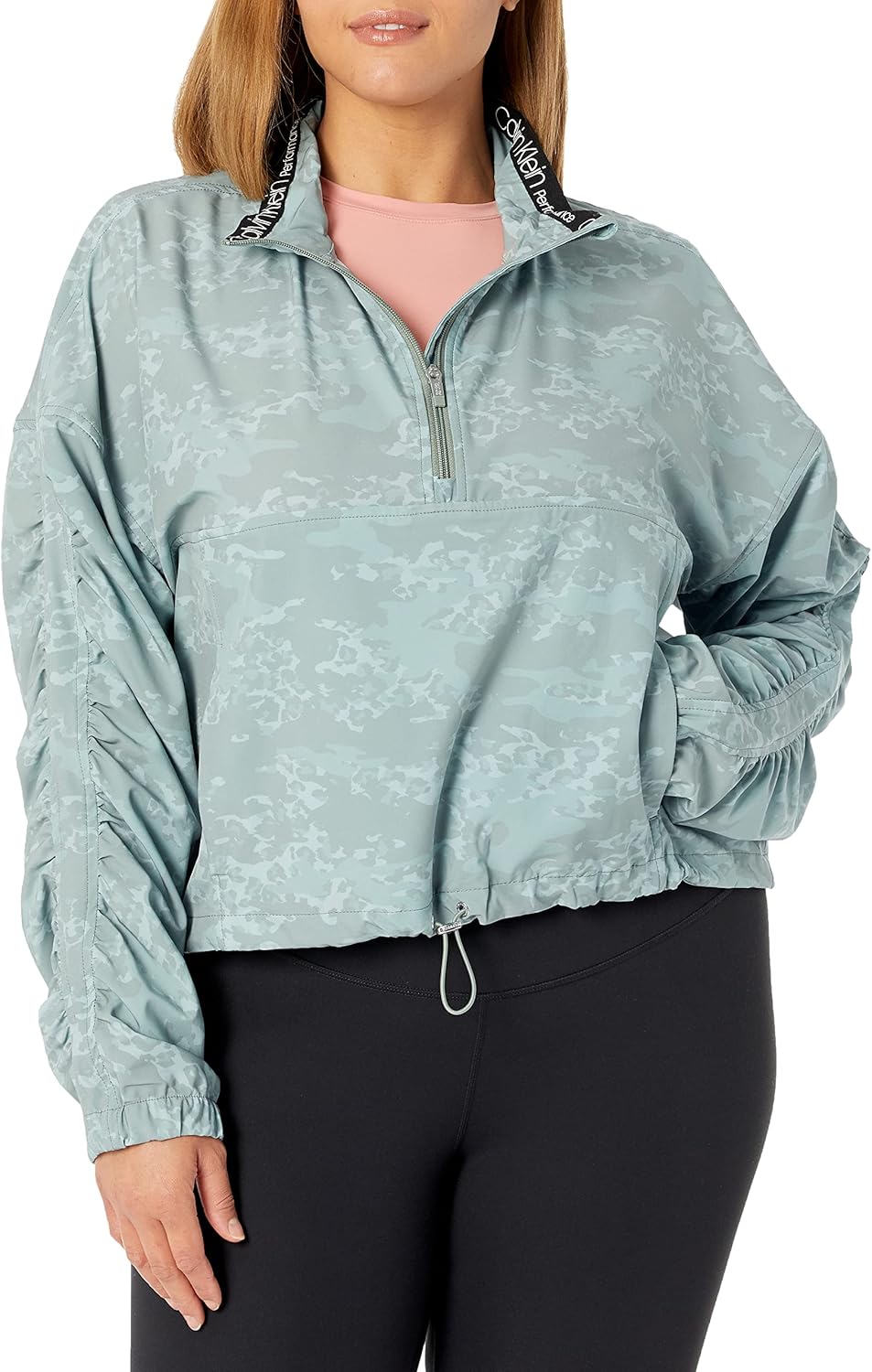 

Женский пуловер Calvin Klein Performance с принтом, воротником-трубой, застежкой-молнией на 1/2 и рукавами с рюшами, Animal Camo Sagebrush