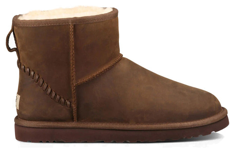 Мужские угги UGG Classic Mini замшевые с декоративной пяткой, коричневый — фото 3