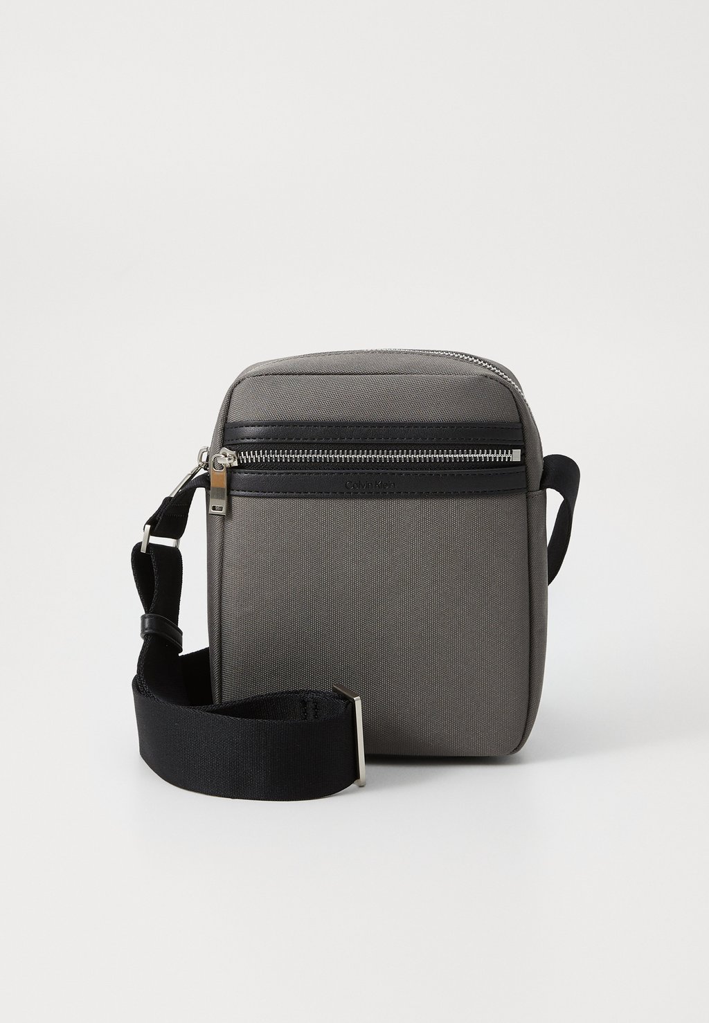

Сумка через плечо CONTRAST REPORTER Calvin Klein, серый