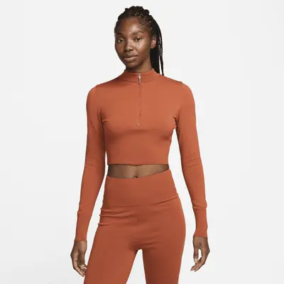 

Футболка Nike Sportswear Chill Knit, цвет Burnt Sunrise/Black