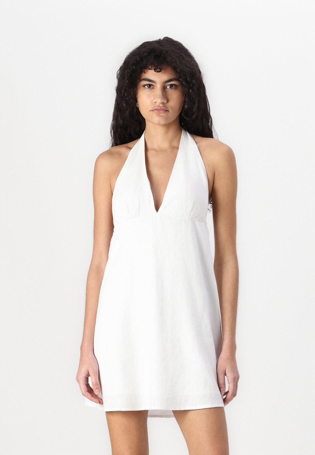 

Повседневное платье BARE OPEN TIE BACK HALTER DRESS Hollister Co., белый