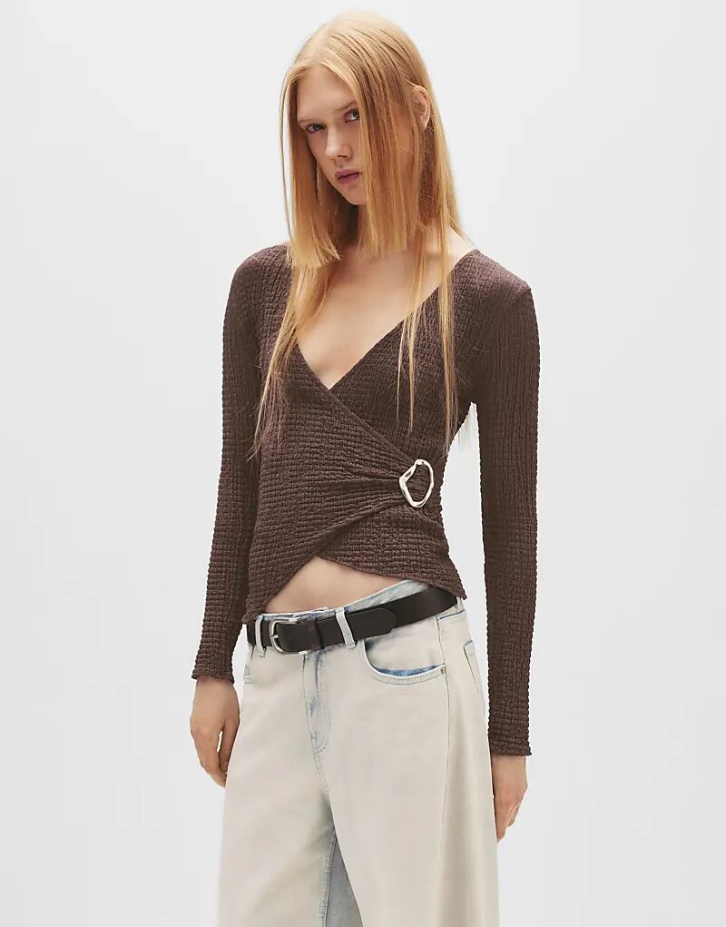 

Креповый топ Pull&Bear Crossover с пряжкой коричневого цвета