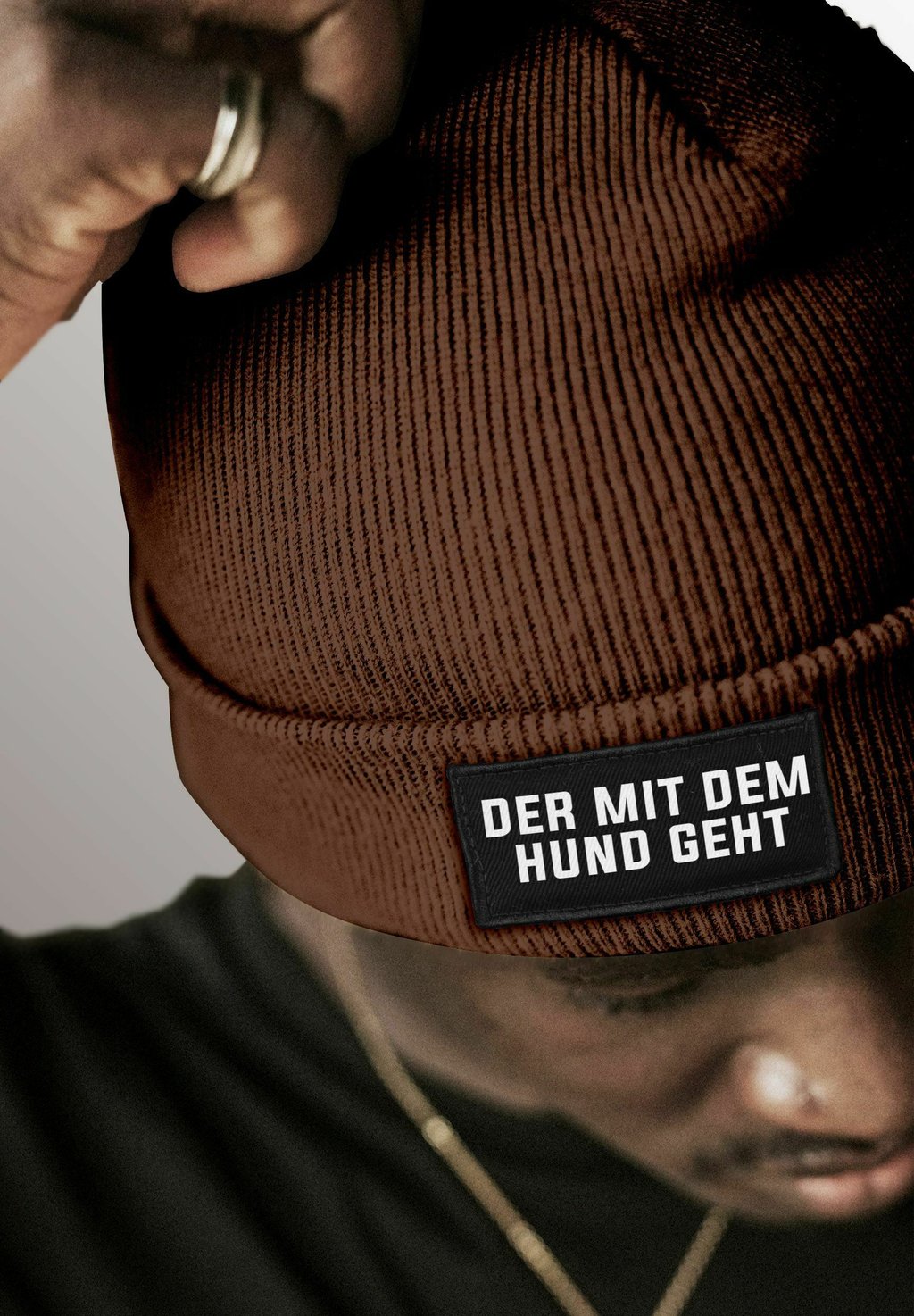 

Шапка PATCH MIT SPRUCH DER MIT DEM HUND GEHT LUST MoonWorks, коричневый