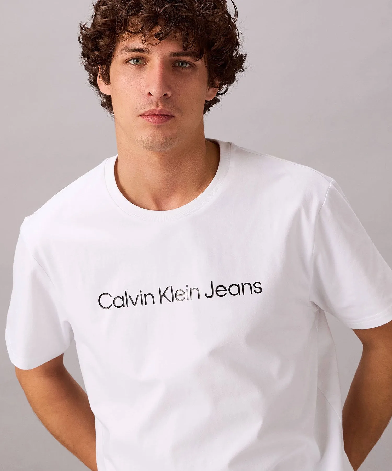 Унисекс футболка с логотипом Calvin Klein короткий рукав белая — фото 4
