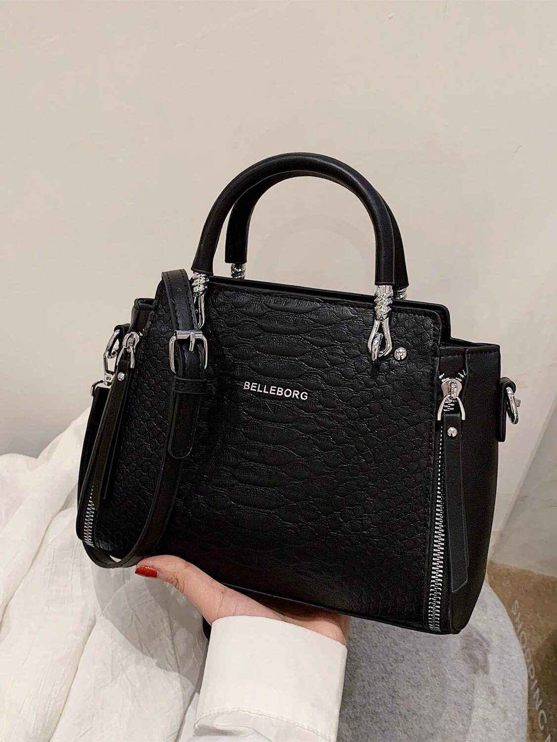 

Квадратная сумка, тиснение под крокодила, графика, буквы, парная, черная, искусственная кожа, черный