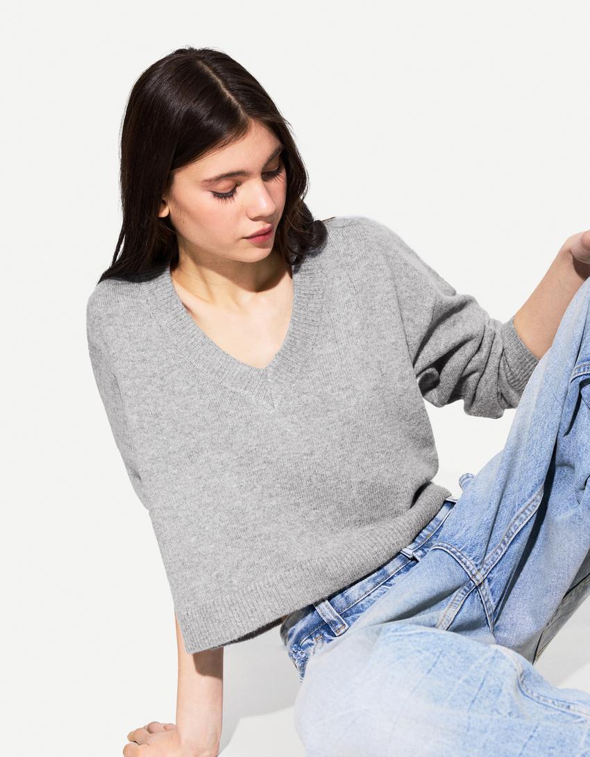 

Укороченный свитер с V-образным вырезом Bershka, серый