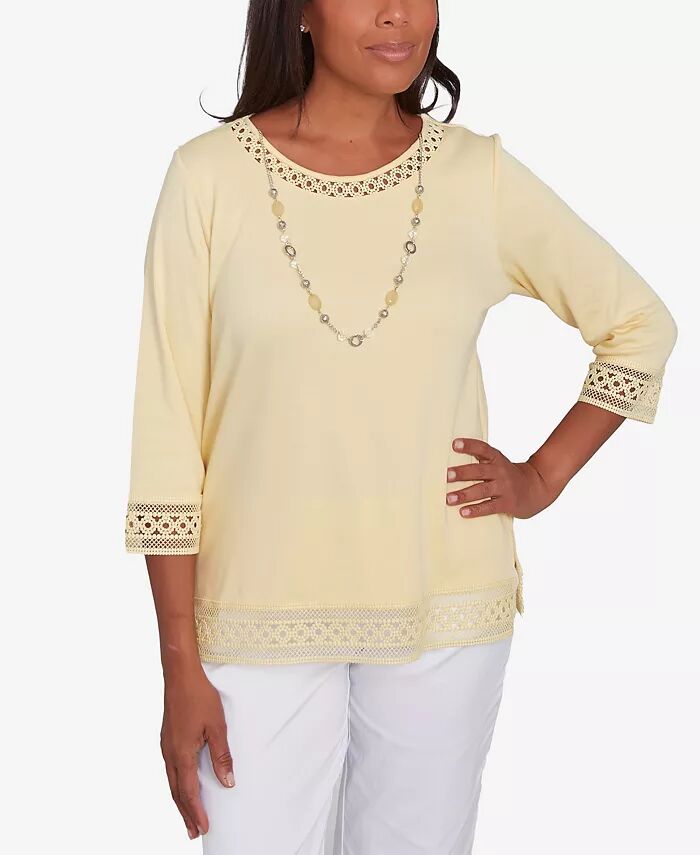 

Petite Dress Code однотонный топ с кружевной отделкой и ожерельем Alfred Dunner, желтый