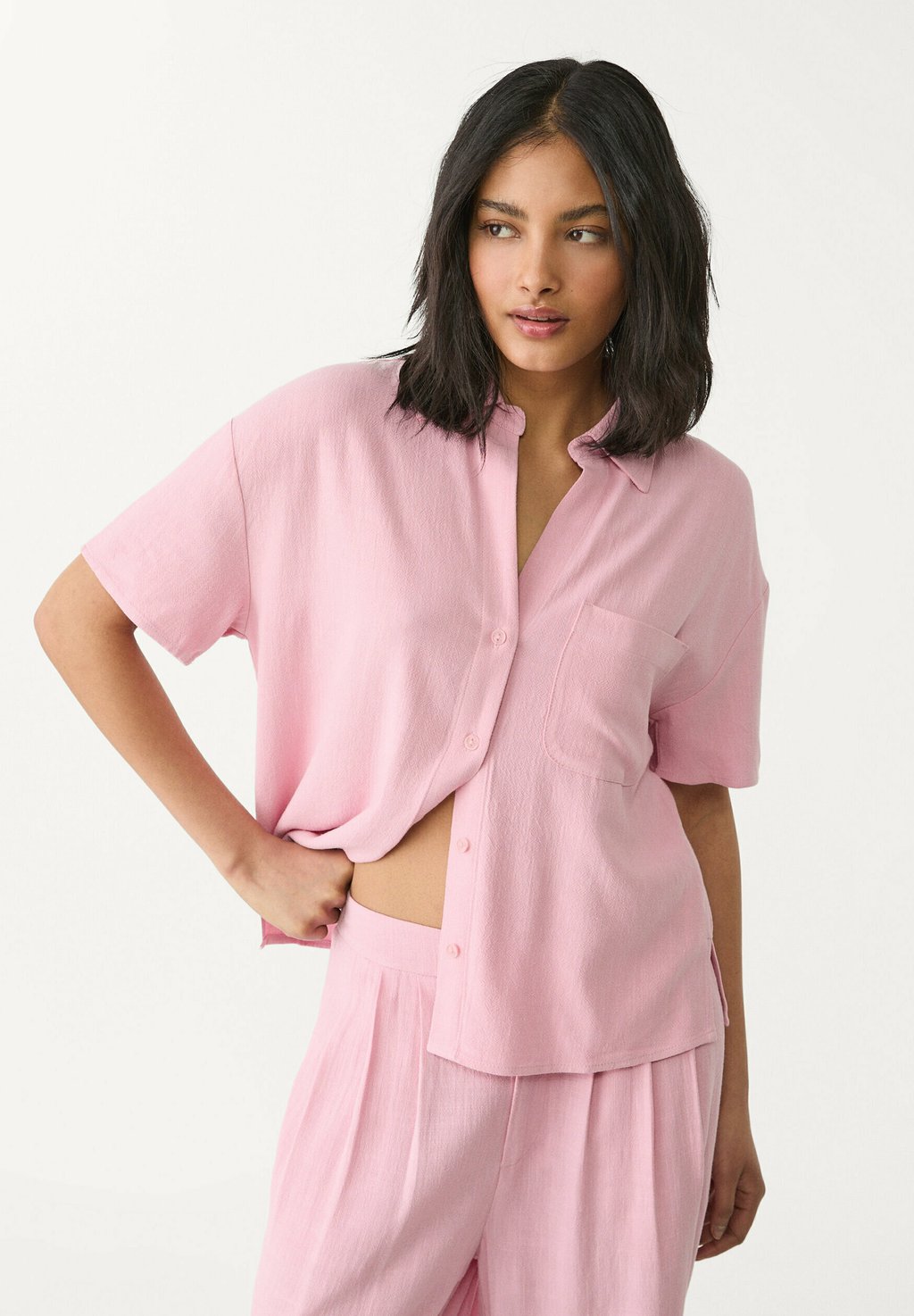 

Блузка на пуговицах SHORT SLEEVE Stradivarius, светло-розовый