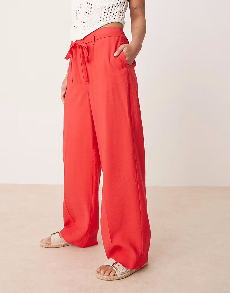 

ASOS DESIGN Petite, приталенные широкие брюки в комплекте с поясом-завязкой красного цвета