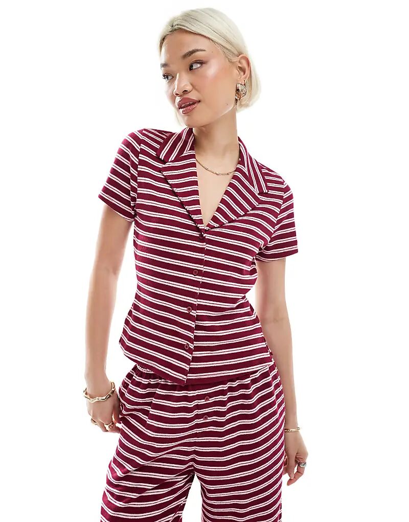 

Рубашка ASOS DESIGN с укороченным воротником в фактурную бордовую полоску — часть комплекта