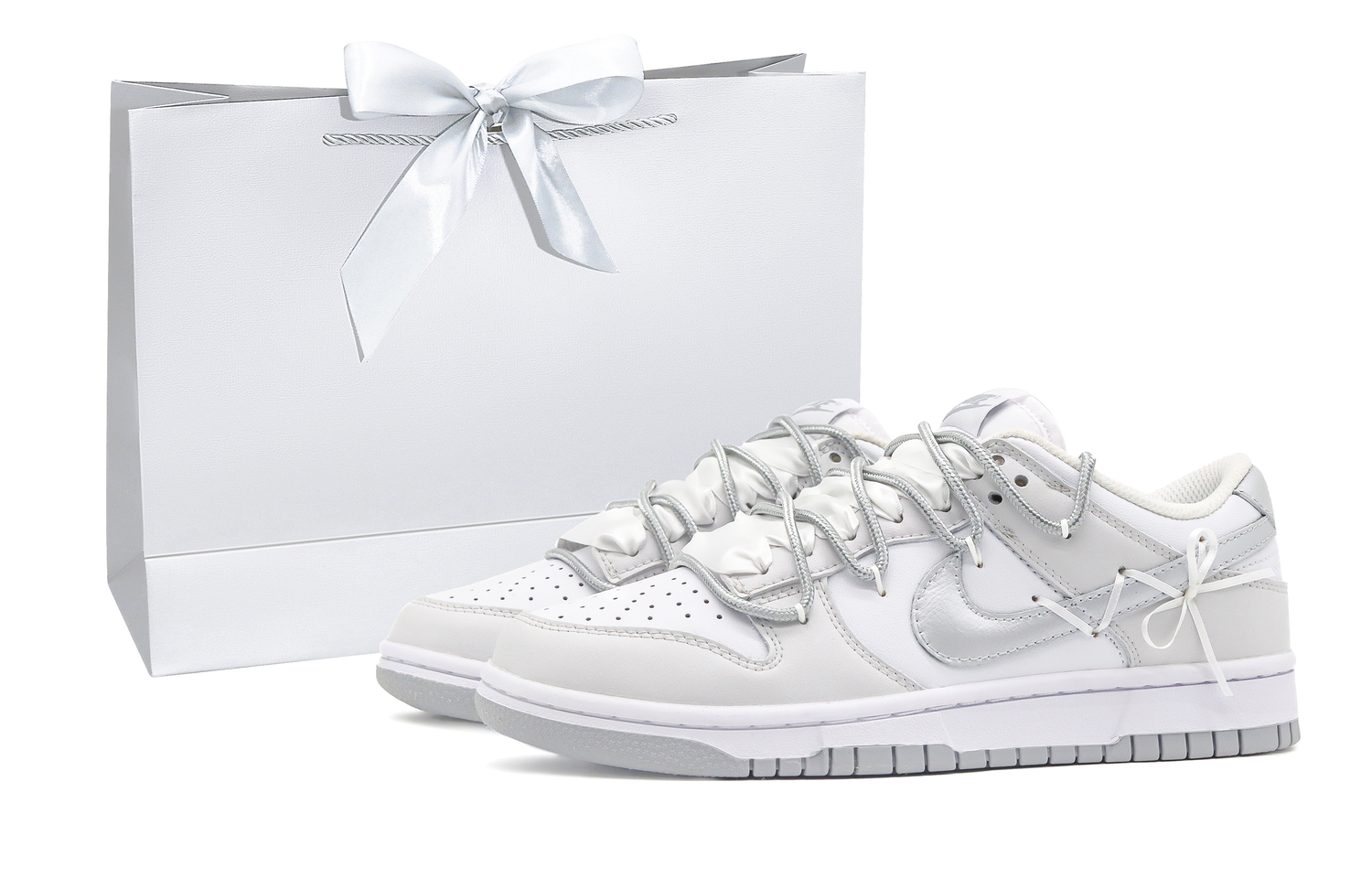 

Женские кроссовки для скейтбординга Nike Dunk Low, White/Silver