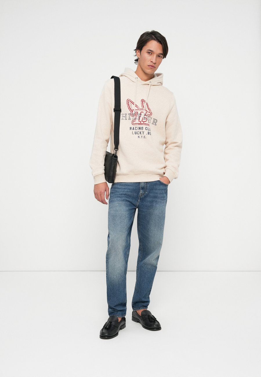Толстовка Tommy Hilfiger MODERN ATH GRAPHIC HOODY, Heathered Oatmilk/Off-White — фото 2
